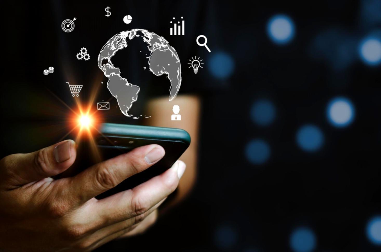 Modernes Büro mit KI-Automatisierungstechnologie und digitalen Arbeitsplätzen